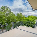 Fox A11 Apartment